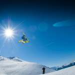 snowboarder wearing womens snoboard goggles